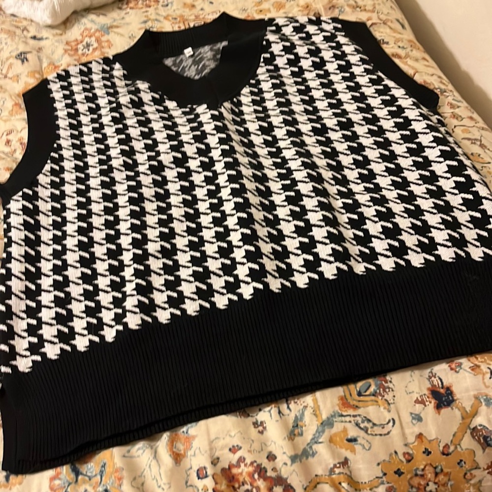 Never worn houndstooth sweater vest from H&M.